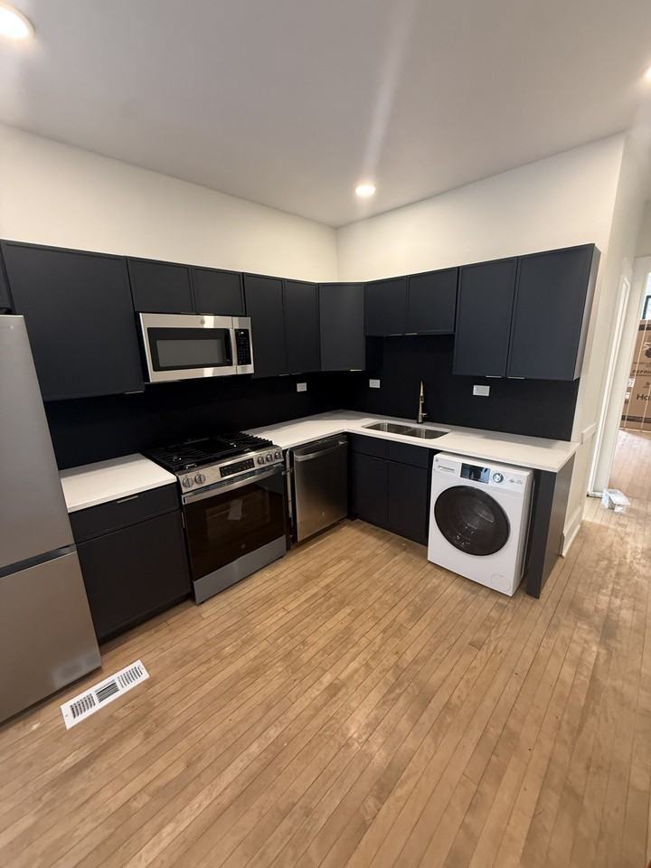 2301 N Leavitt St #1F - Photo 5 of 9