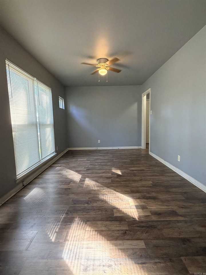 213 Meadow Park Dr - Photo 4 of 18