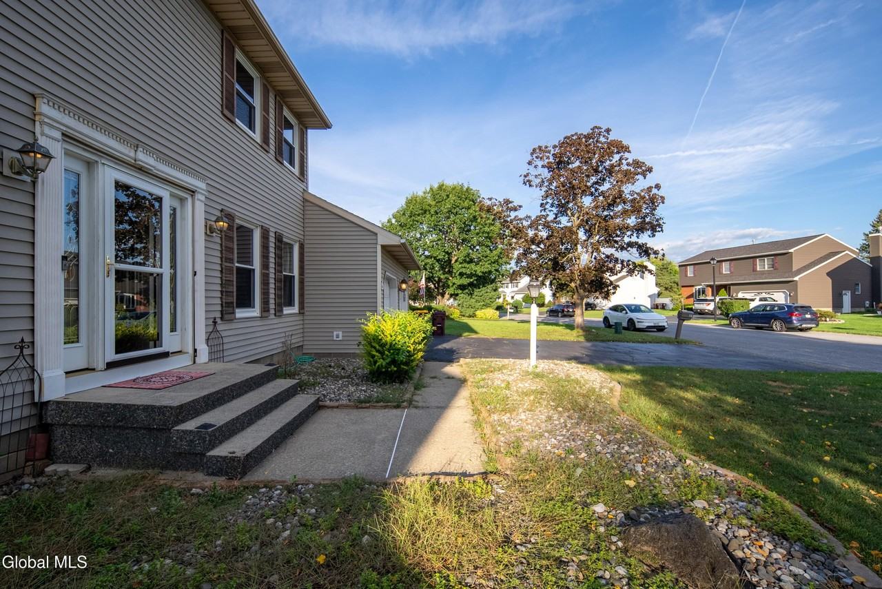 31 Berkshire Dr - Photo 3 of 50