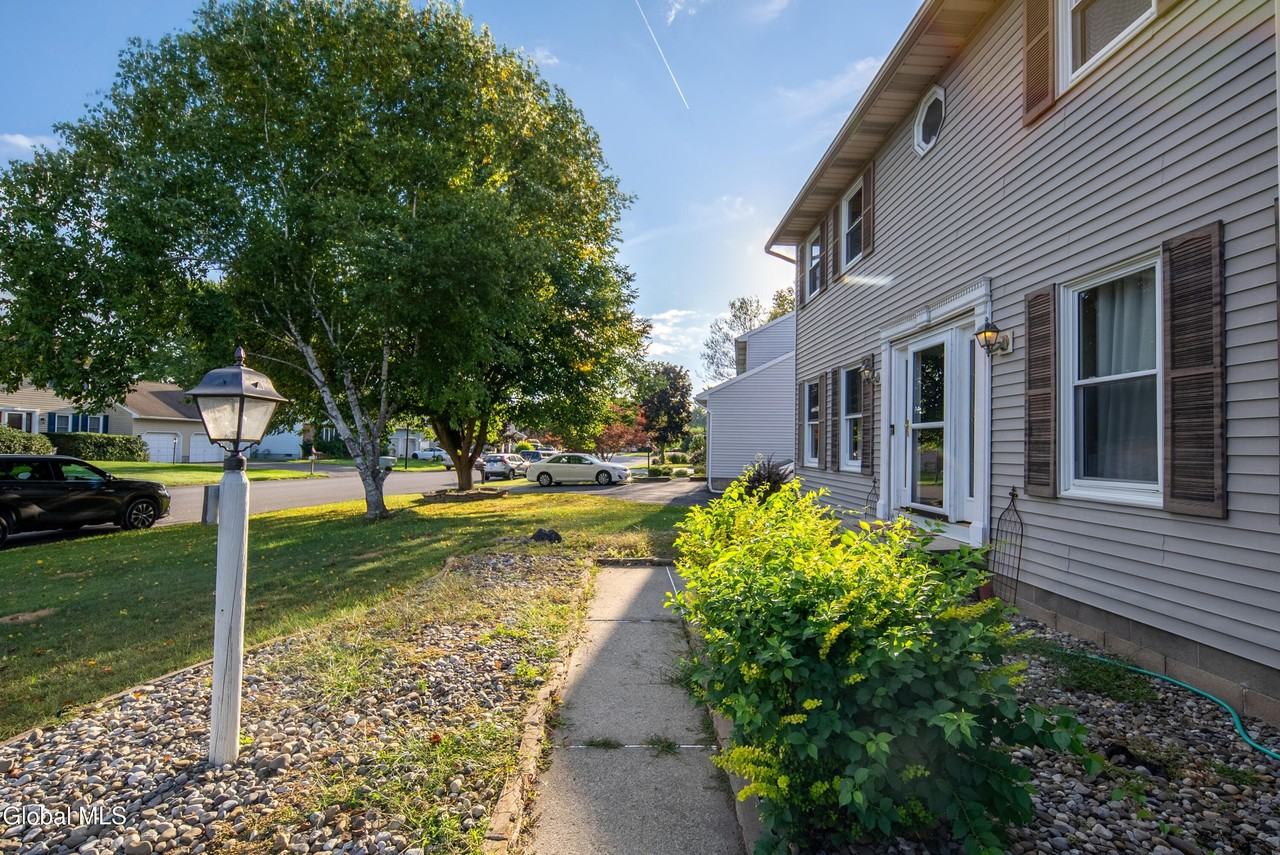 31 Berkshire Dr - Photo 4 of 50