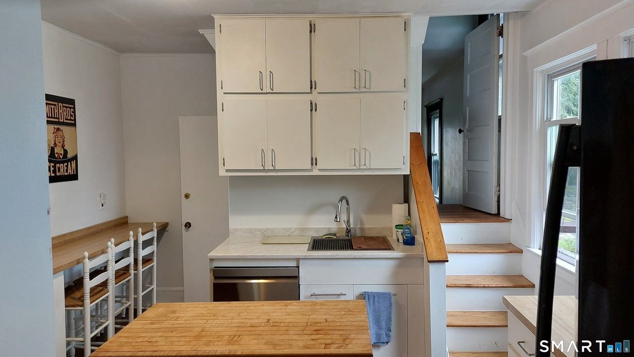 136 Mead Ave - Photo 4 of 12