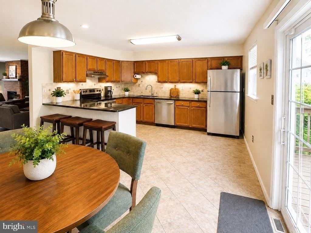 618 Coates Ln - Photo 5 of 16