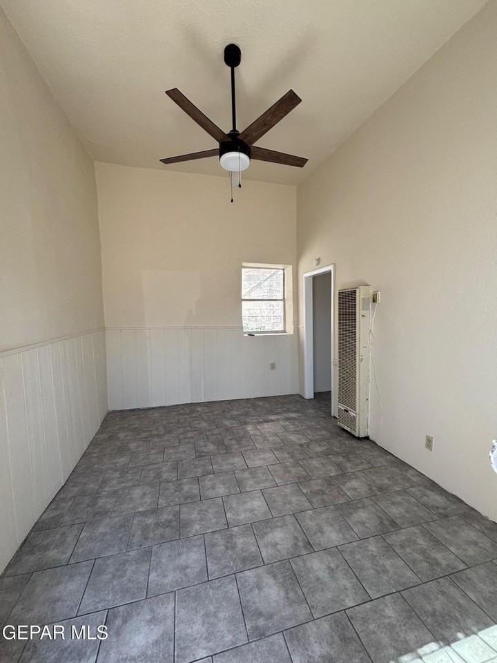 920 S Stanton St #3 - Photo 3 of 8