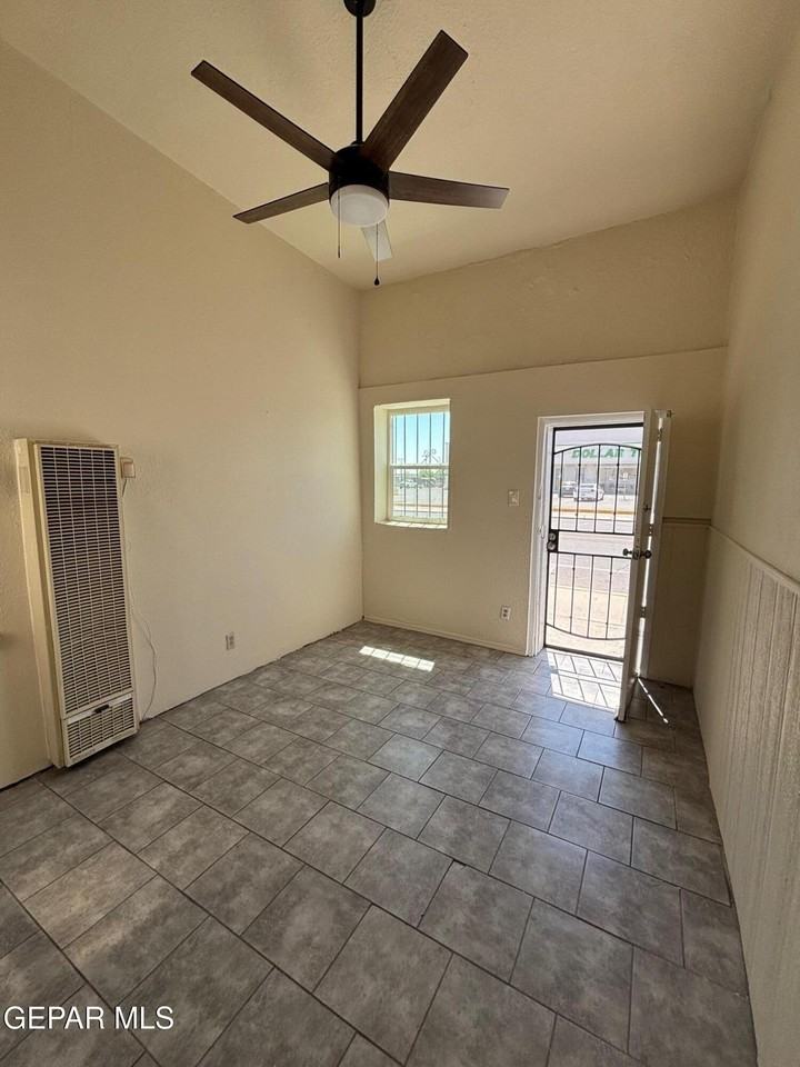 920 S Stanton St #3 - Photo 4 of 8