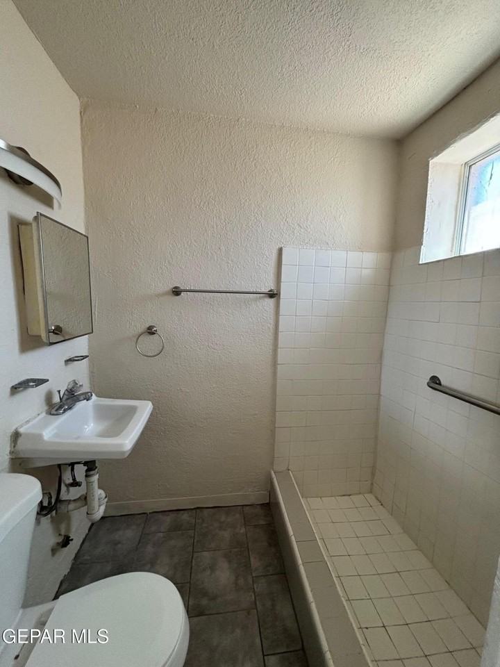 920 S Stanton St #3 - Photo 7 of 8