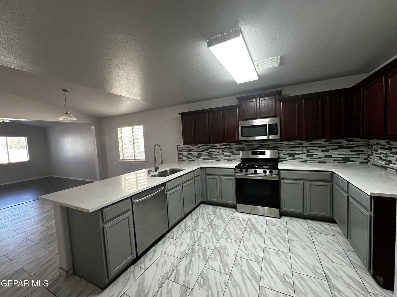 2405 Sparrow Point St - Photo 4 of 20