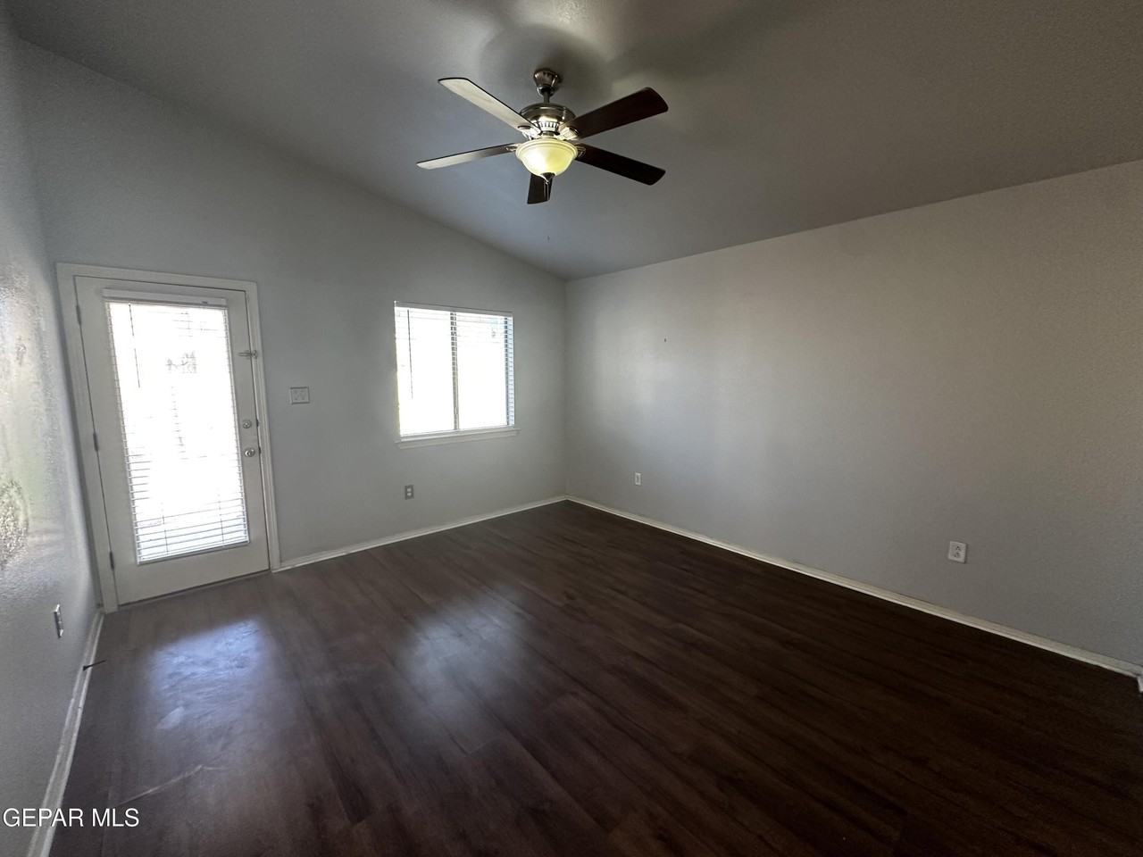 2405 Sparrow Point St - Photo 6 of 20