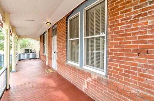 385 S Broad St - Photo 4 of 35