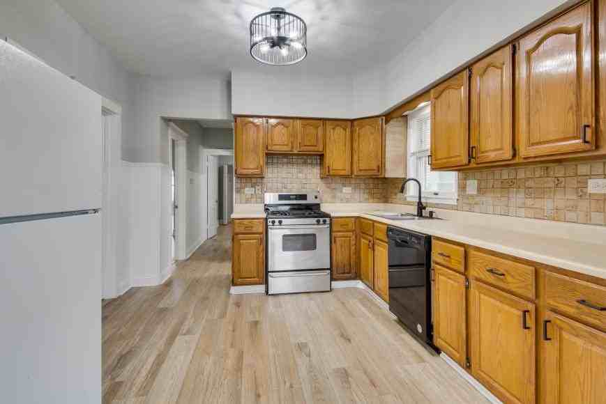 6228 W Berenice Ave - Photo 3 of 10