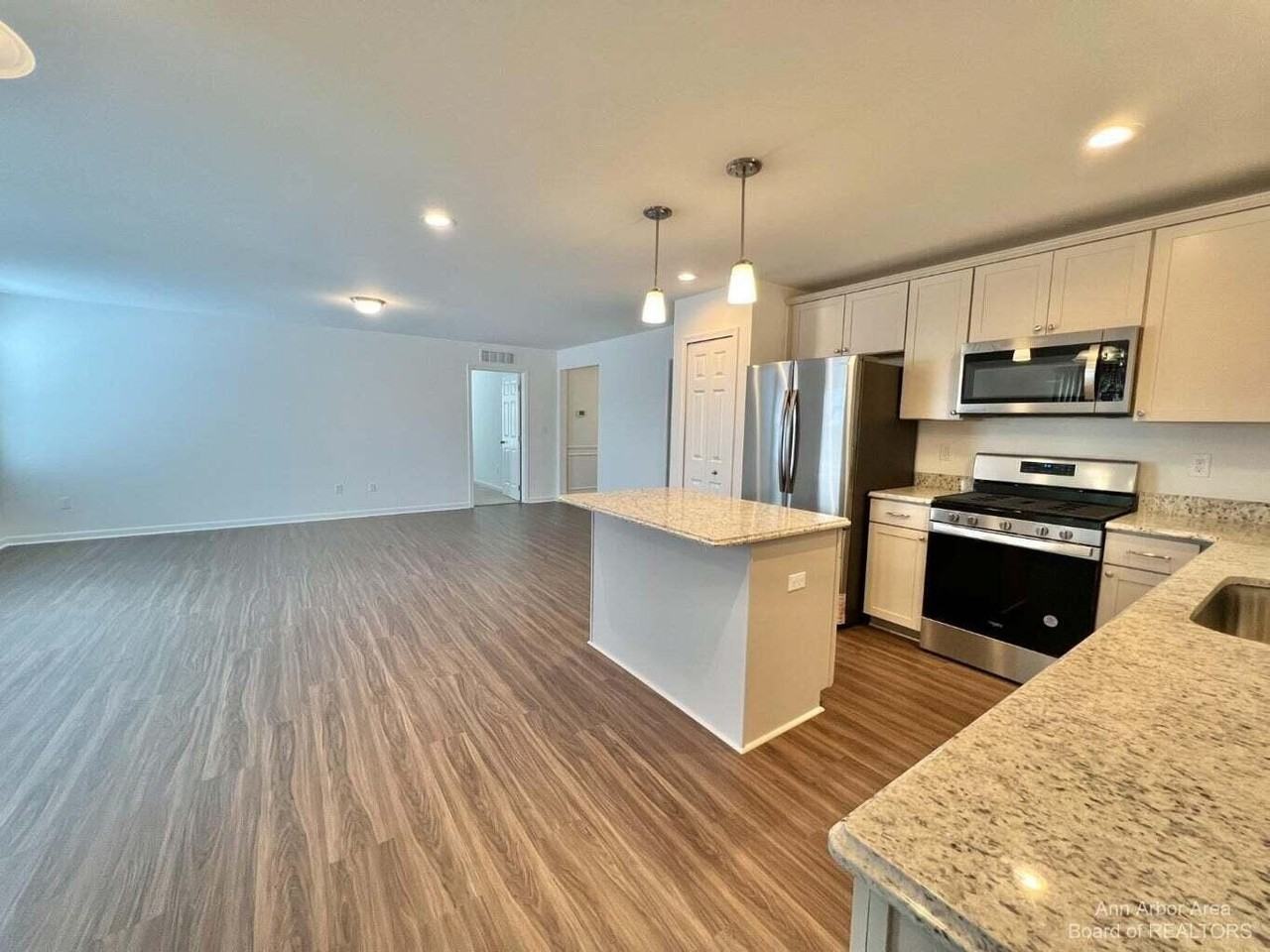 10284 Swan Lake Cir - Photo 2 of 33