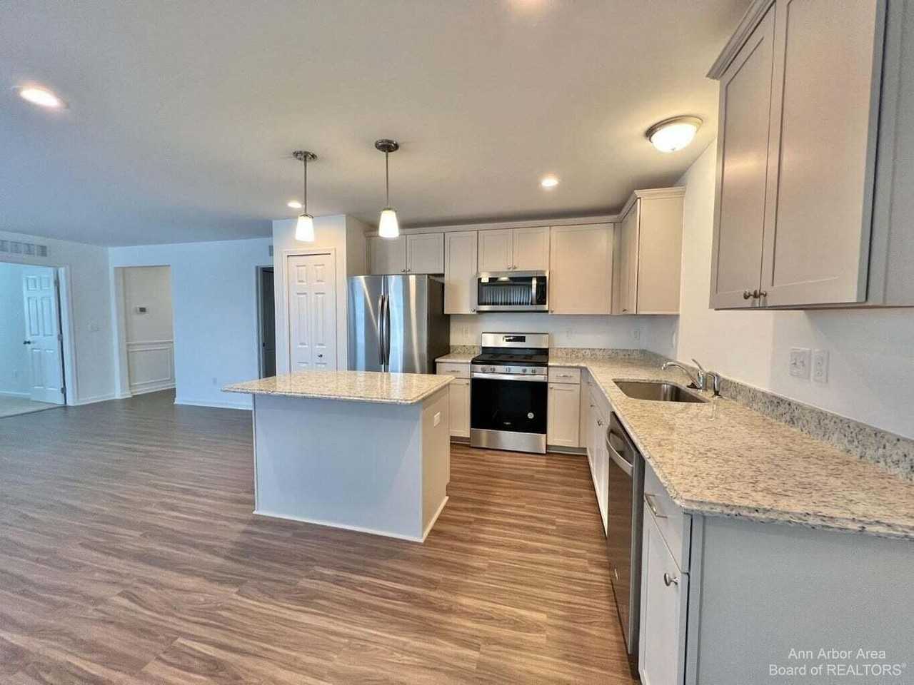 10284 Swan Lake Cir - Photo 3 of 33