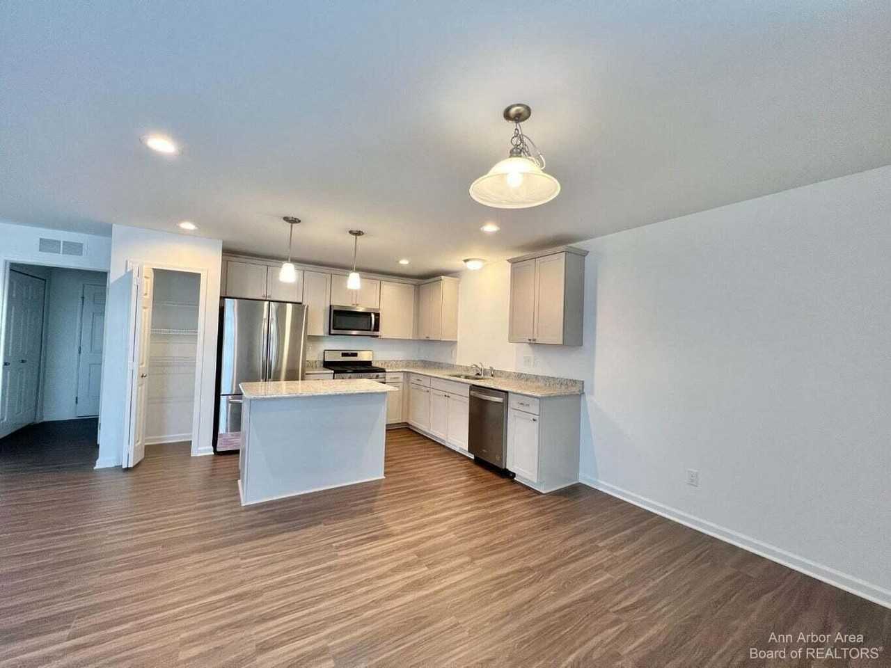 10284 Swan Lake Cir - Photo 6 of 33