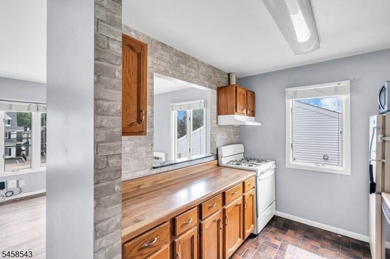 1595 E 2nd St #3 - Photo 4 of 16