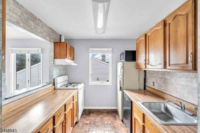 1595 E 2nd St #3 - Photo 5 of 16