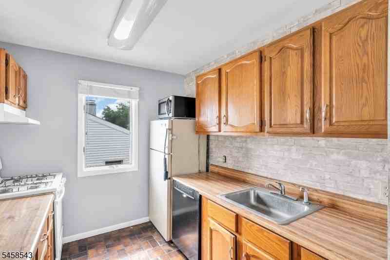 1595 E 2nd St #3 - Photo 7 of 16
