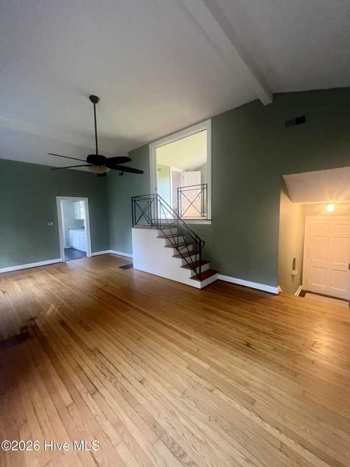 401 Bank St - Photo 2 of 19