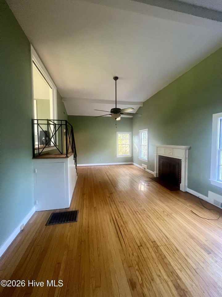 401 Bank St - Photo 3 of 19