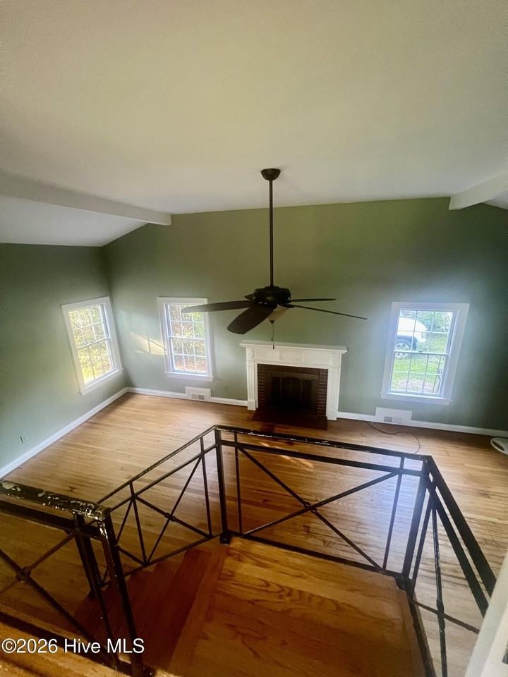 401 Bank St - Photo 4 of 19