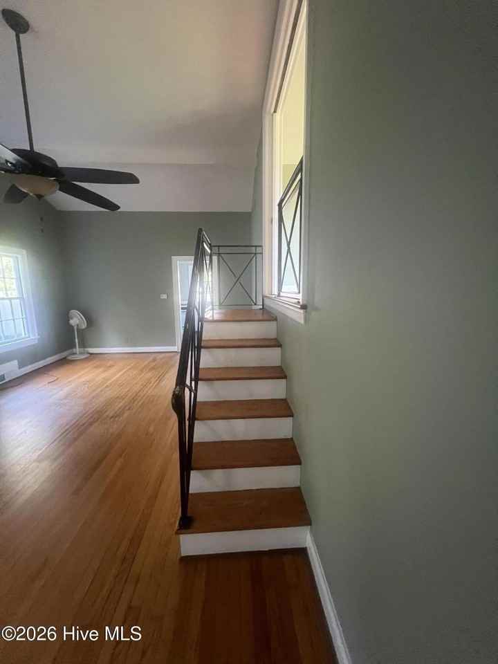401 Bank St - Photo 5 of 19