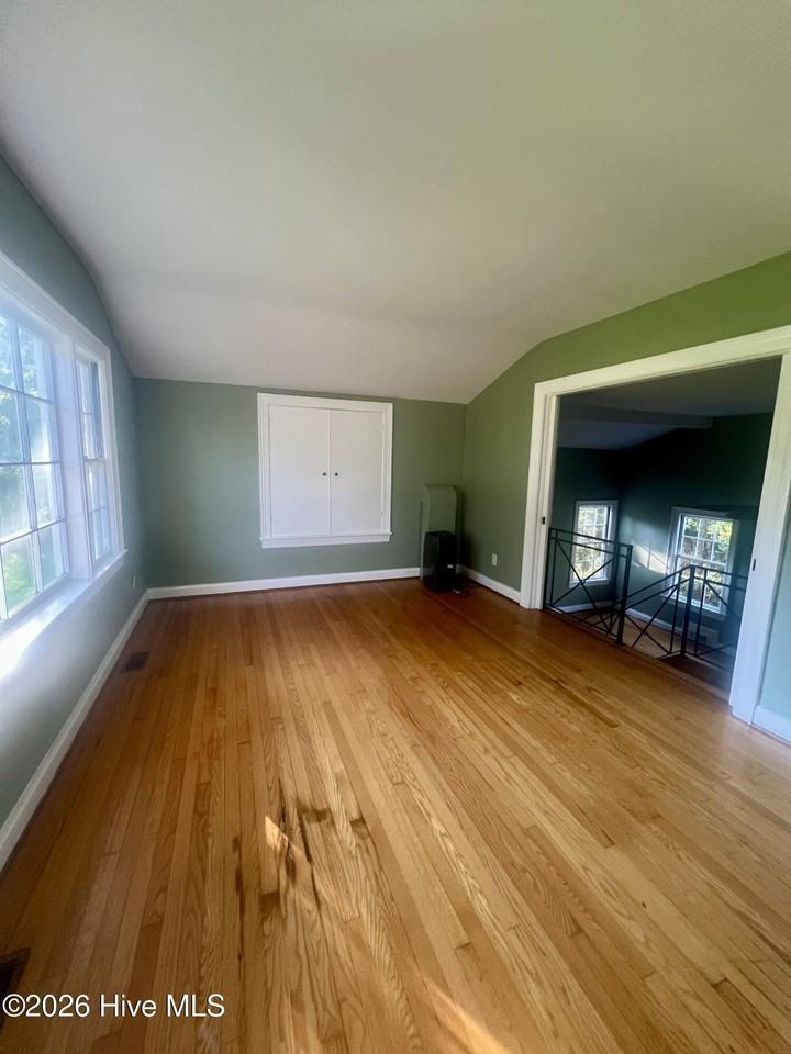 401 Bank St - Photo 7 of 19