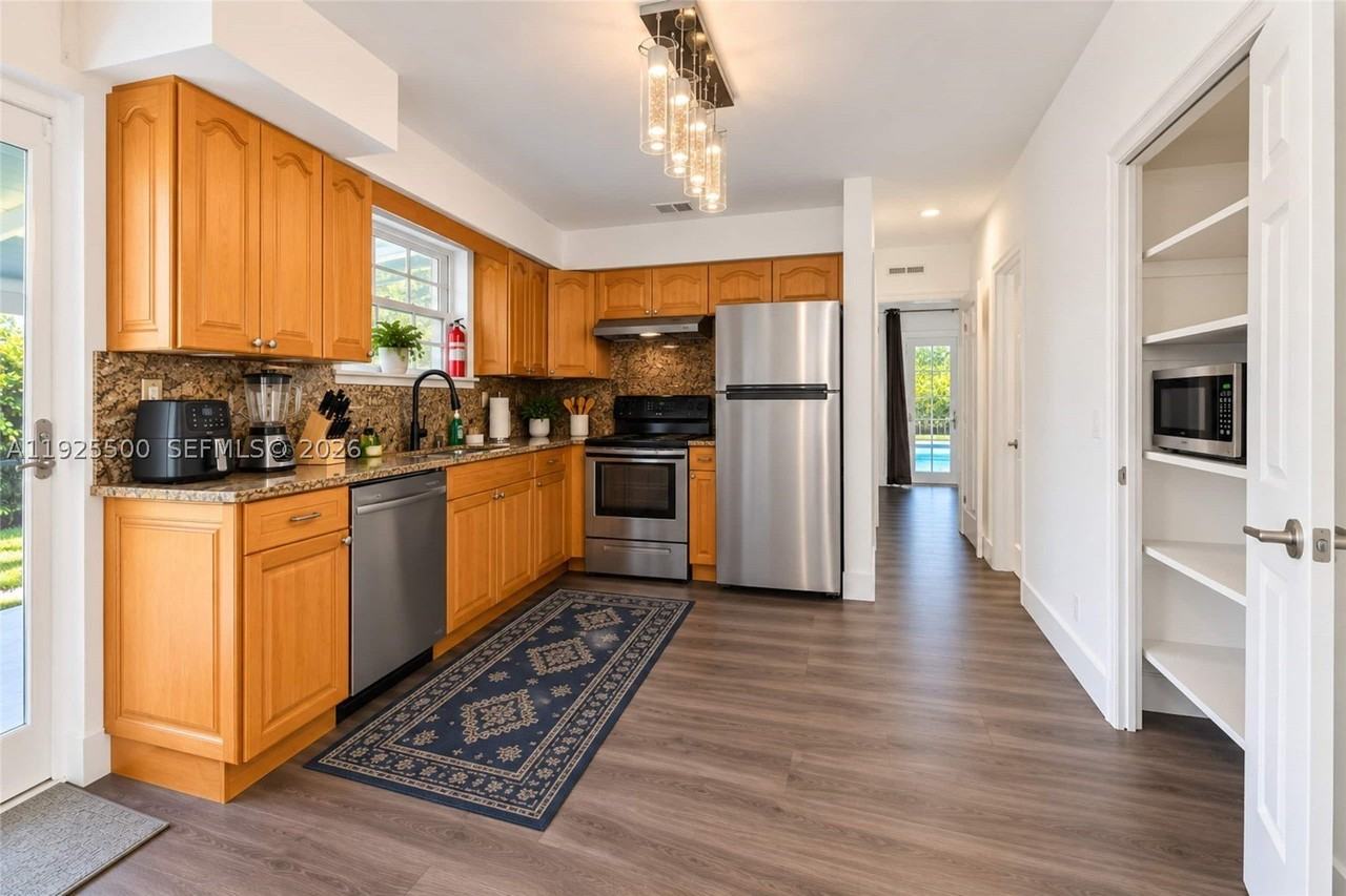 909 Ne 7th St - Photo 2 of 36