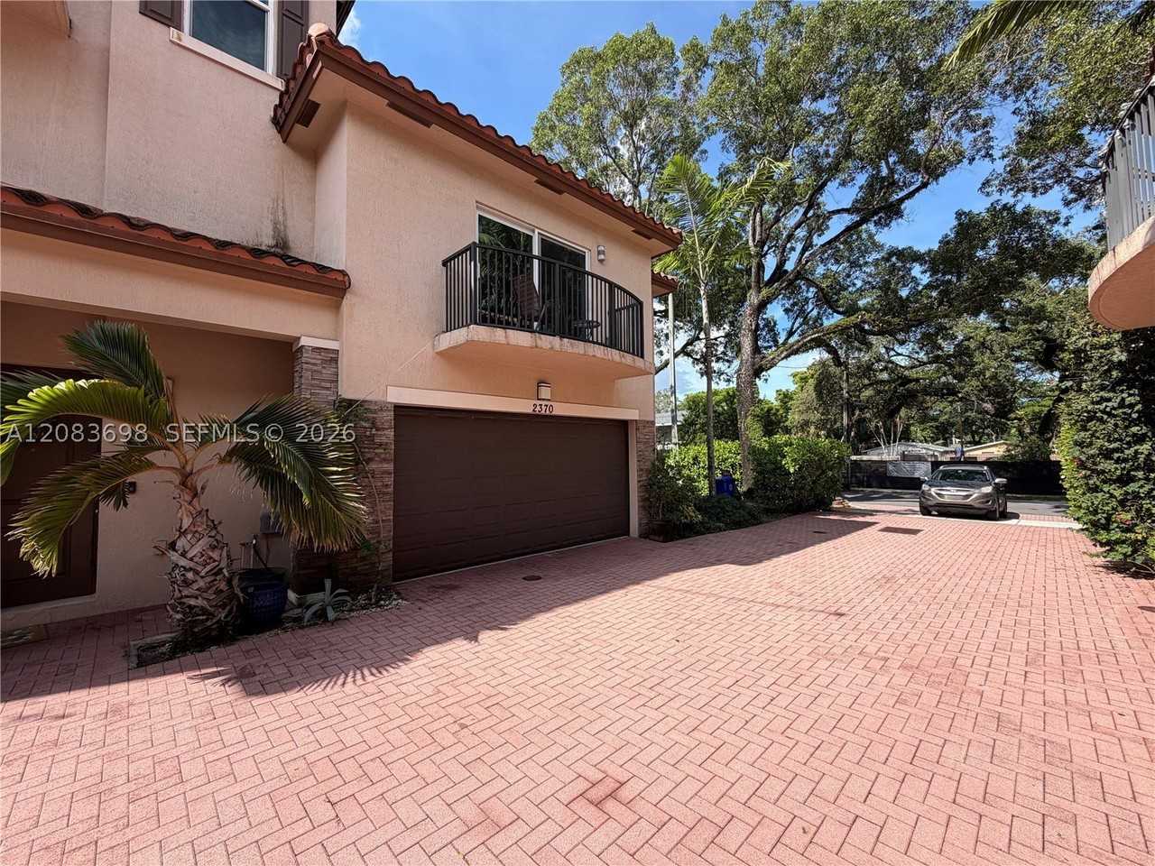 2370 Sw 18th Ave - Photo 2 of 29