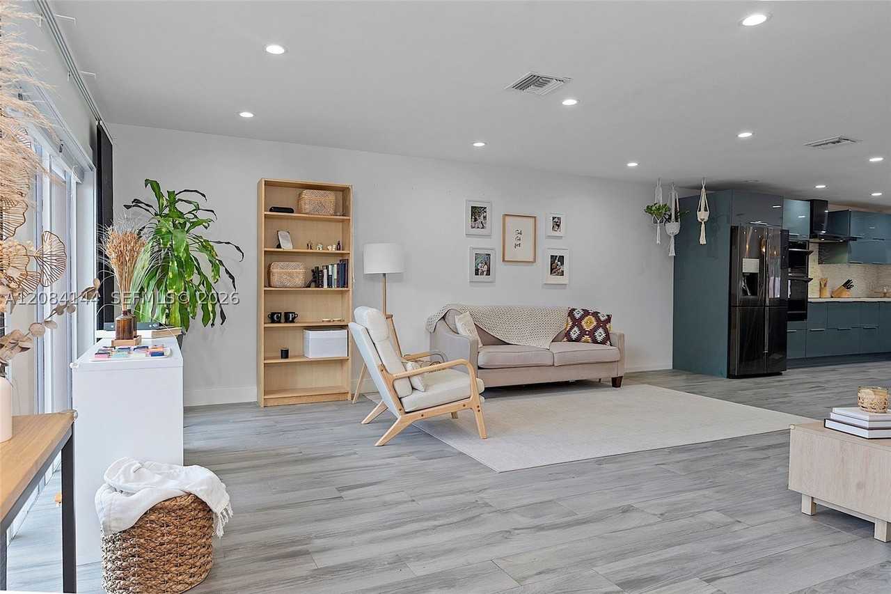 4868 Sheridan St #5 - Photo 4 of 40