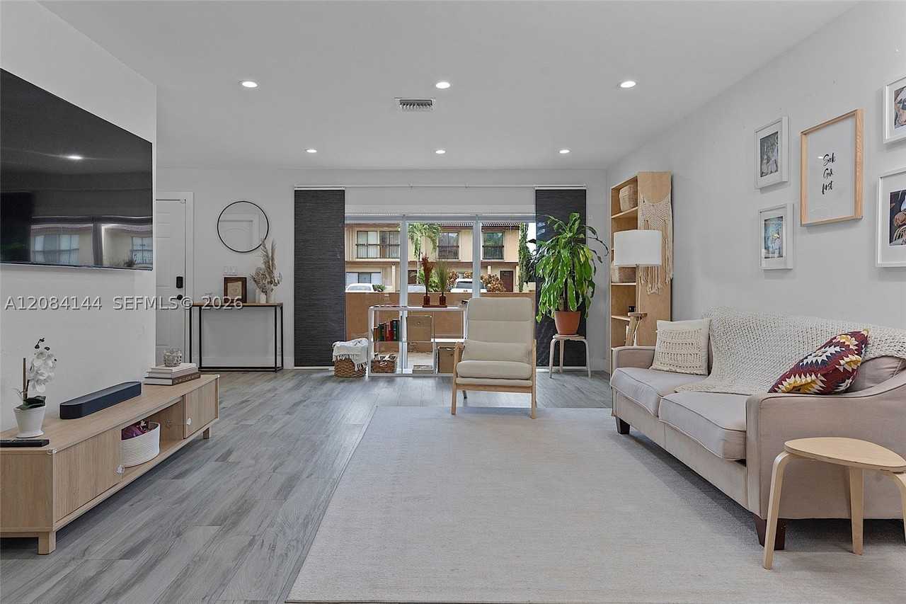 4868 Sheridan St #5 - Photo 5 of 40