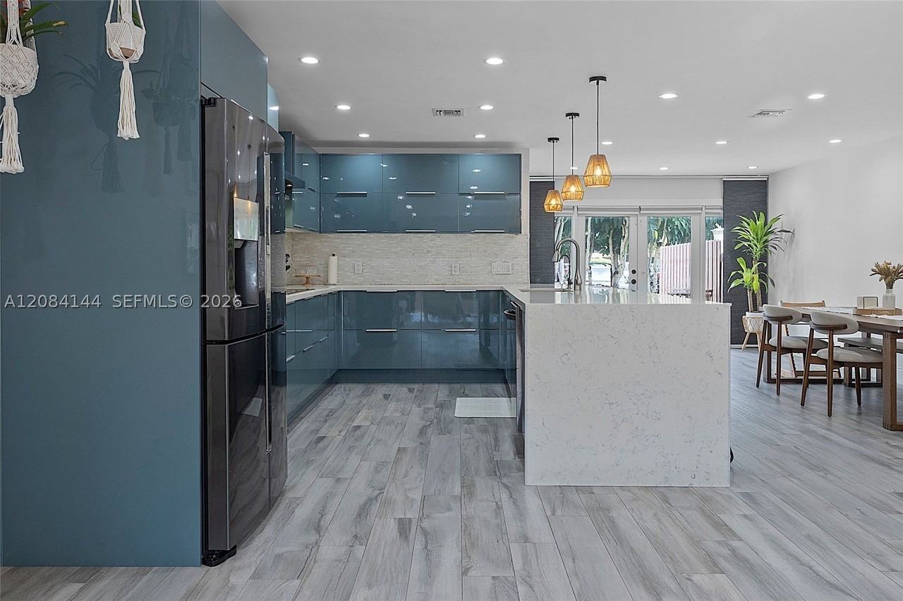 4868 Sheridan St #5 - Photo 6 of 40
