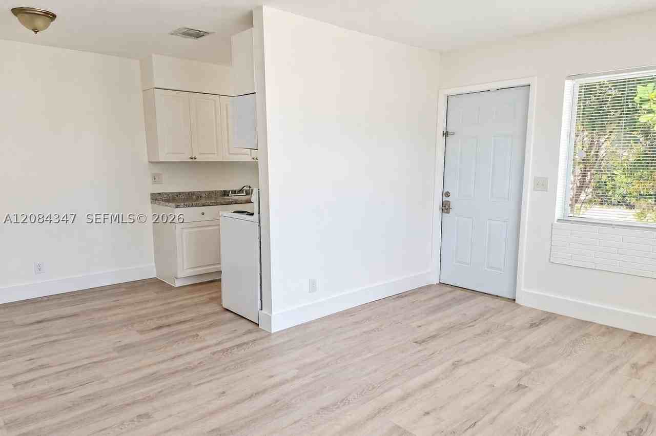 300 Se 9th Ct #4 - Photo 3 of 13