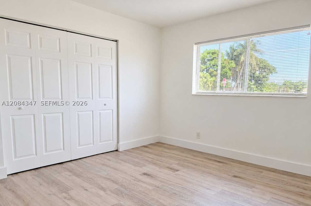 300 Se 9th Ct #4 - Photo 5 of 13