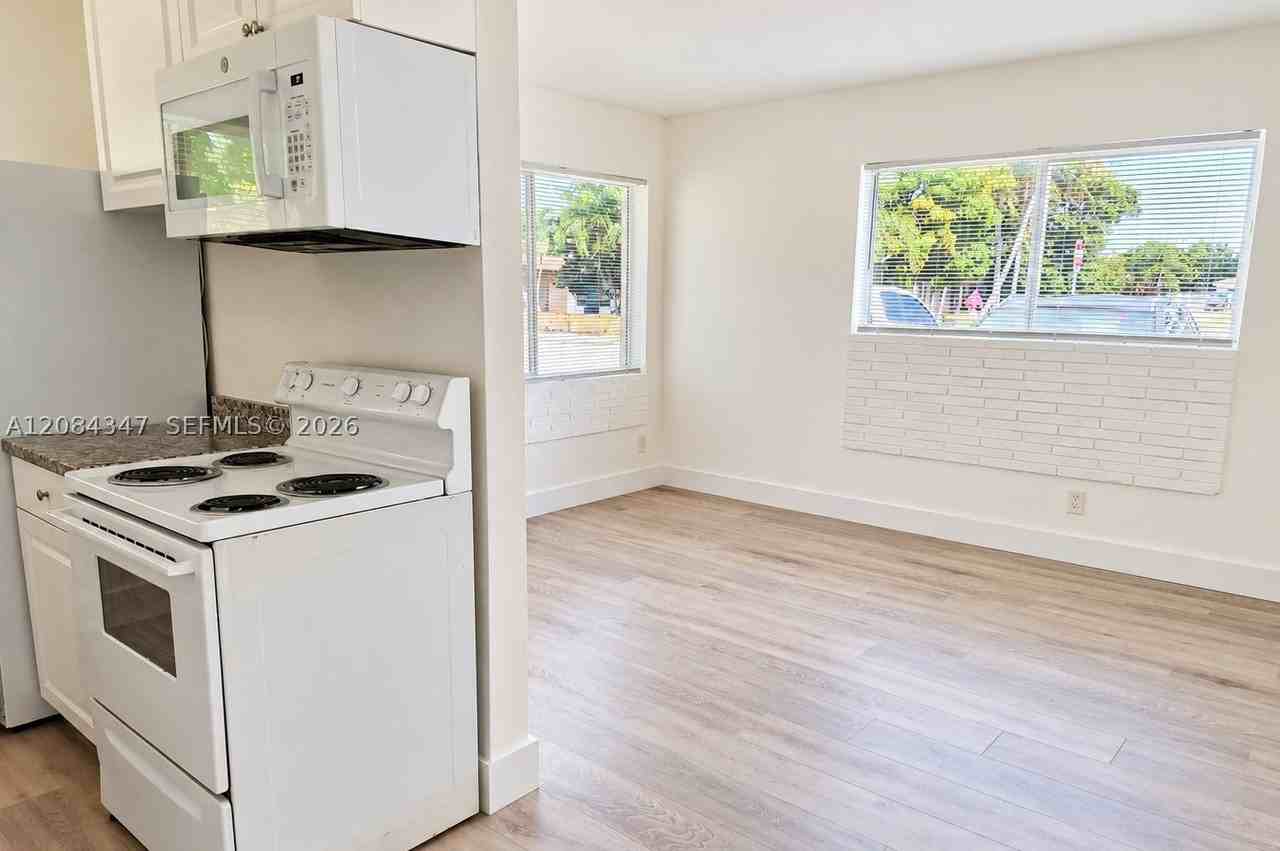 300 Se 9th Ct #4 - Photo 6 of 13