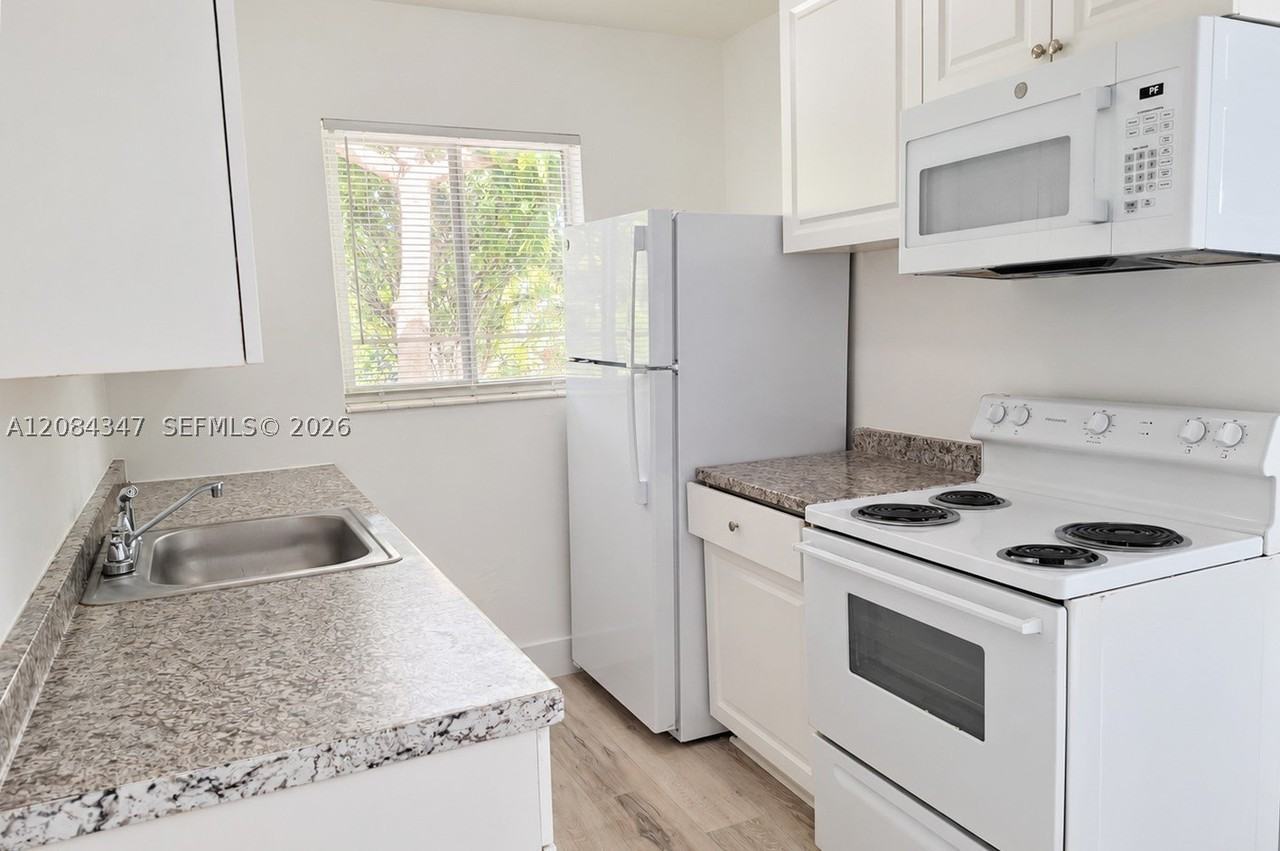 300 Se 9th Ct #4 - Photo 7 of 13