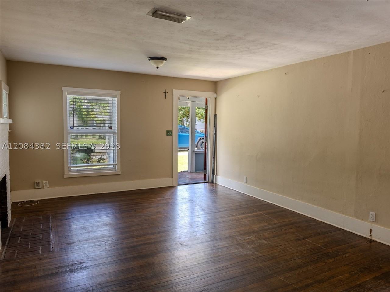 520 Ne 129th St - Photo 3 of 20
