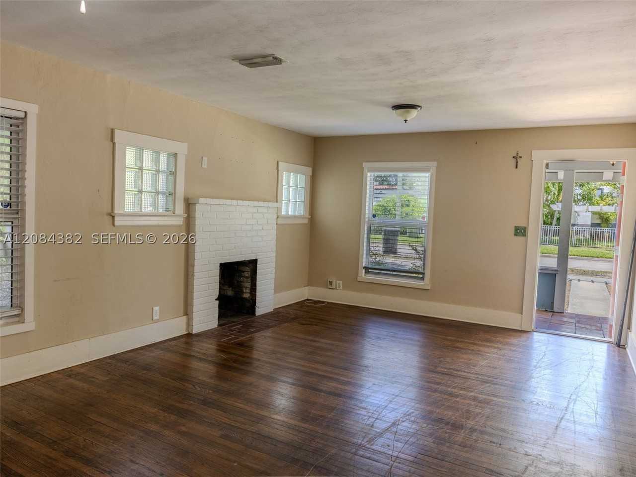 520 Ne 129th St - Photo 4 of 20