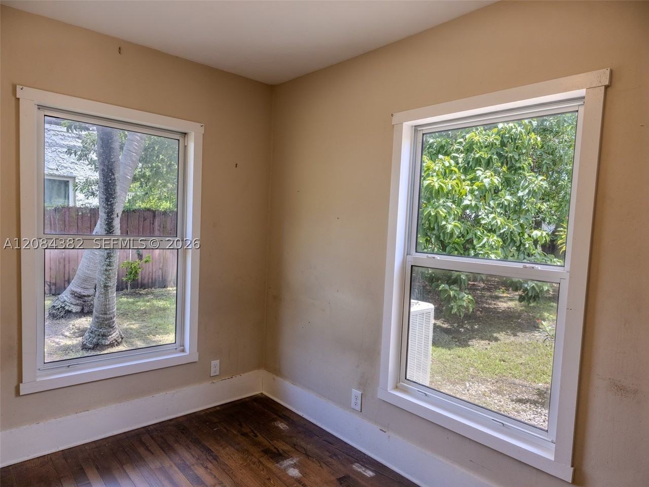 520 Ne 129th St - Photo 5 of 20