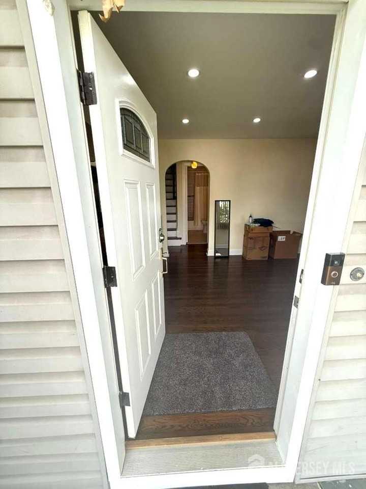 131 Amherst Ave - Photo 3 of 26