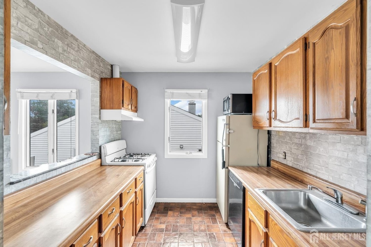 1595 E 2nd St #3 - Photo 5 of 15