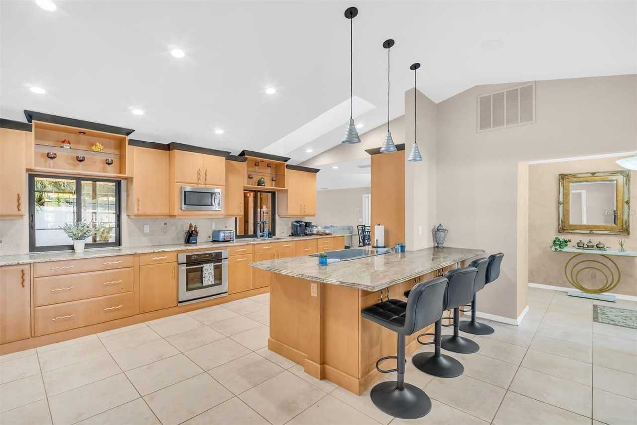 1374 Viewtop Dr - Photo 4 of 50