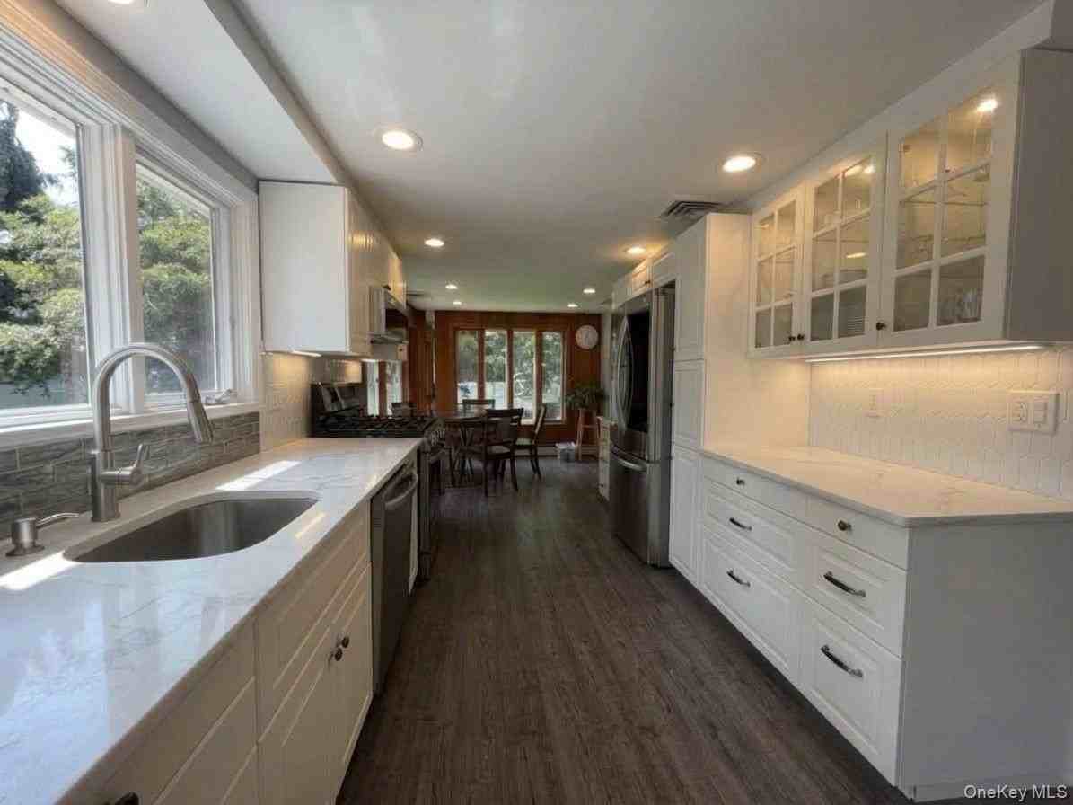 8 Tree Hollow Ln - Photo 3 of 18
