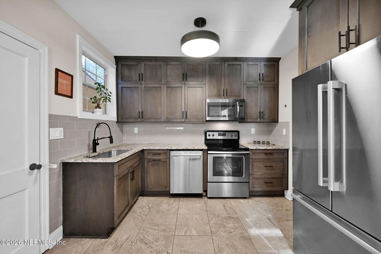 2721 Algonquin Ave - Photo 7 of 27