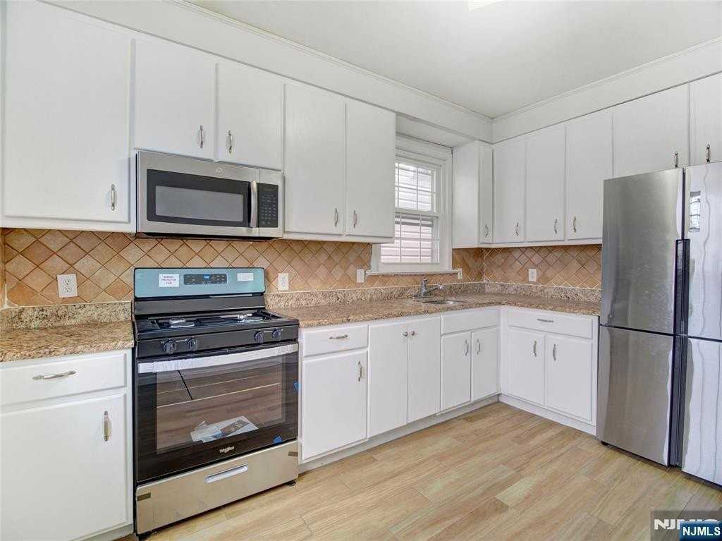 762 Summer Ave - Photo 2 of 13