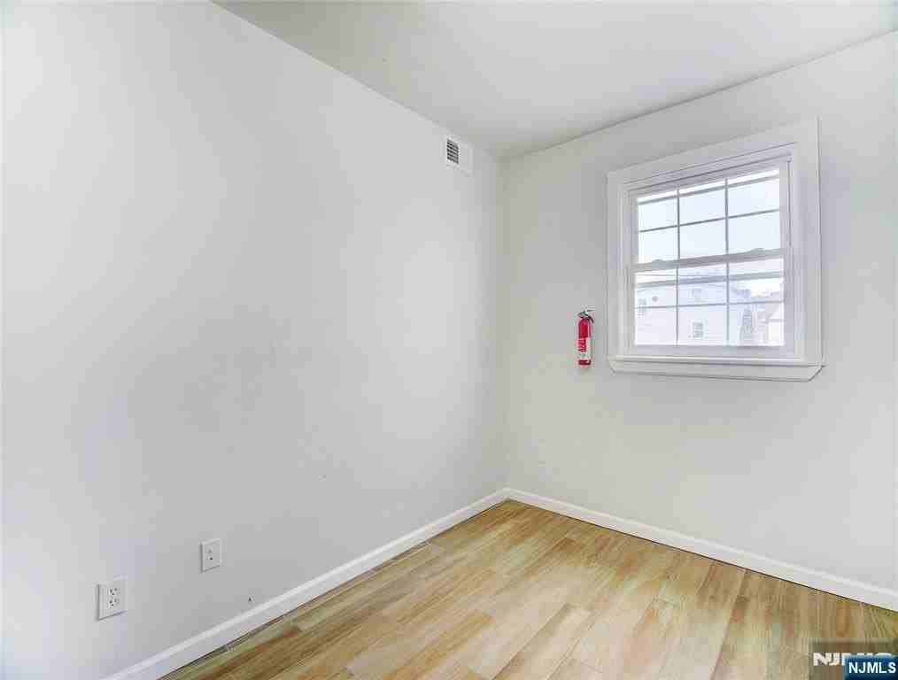 762 Summer Ave - Photo 4 of 13