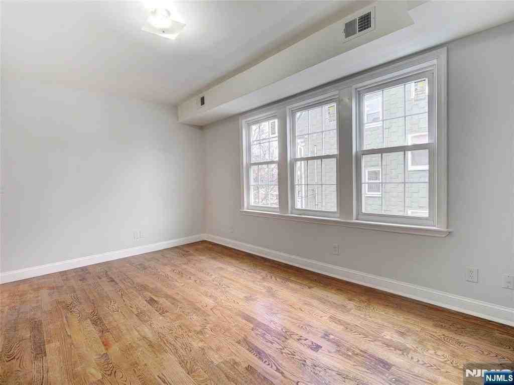 762 Summer Ave - Photo 7 of 13
