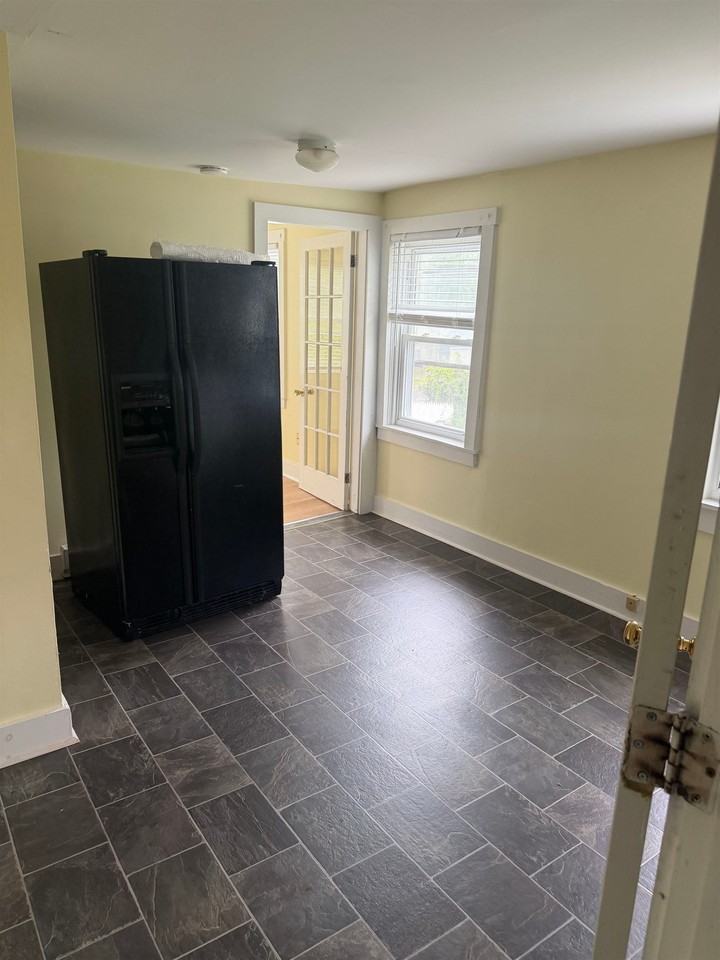 27 Ashuelot St #B - Photo 4 of 12