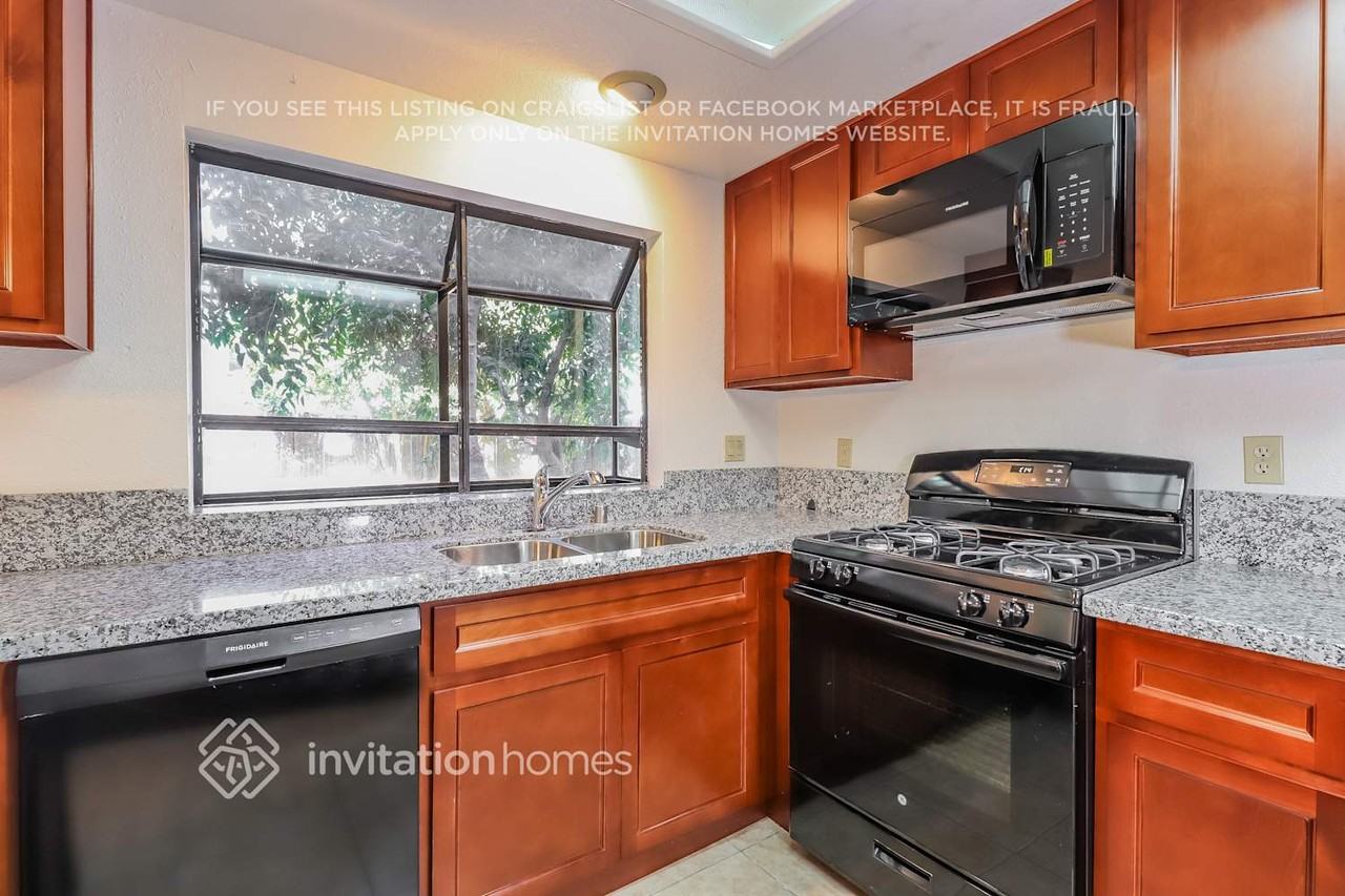 8186 Devon Park Ct - Photo 7 of 18