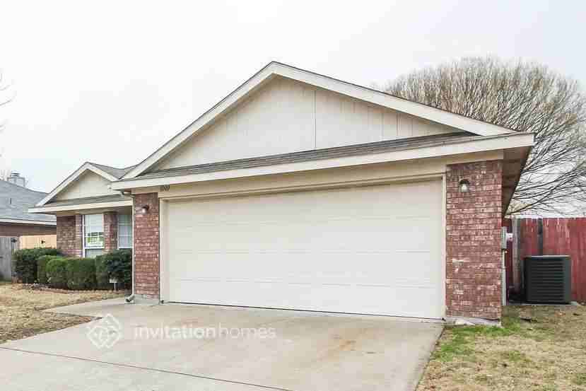 1009 Hannah St - Photo 2 of 5