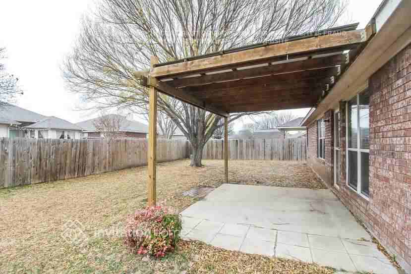 1009 Hannah St - Photo 4 of 5