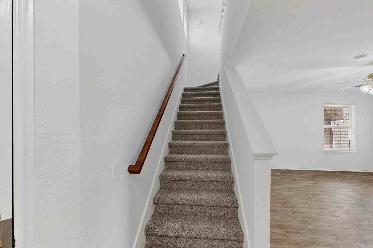 321 Stephanie St - Photo 7 of 40