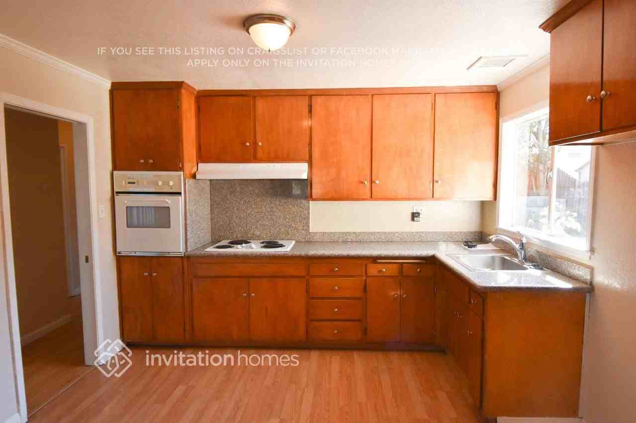 284 Yosemite Dr - Photo 3 of 12